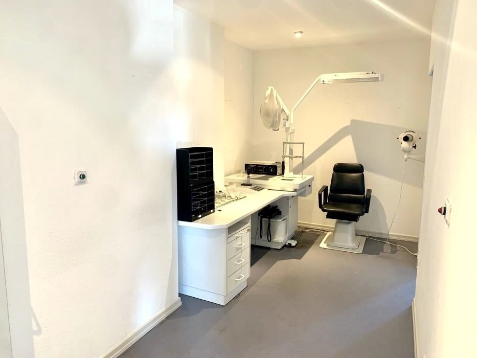 Professionell ausgestatteter Behandlungsraum 