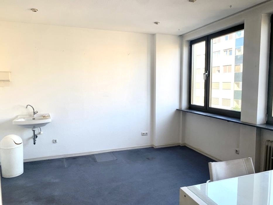 Praktischer Büro- oder Praxisraum mit Waschbecken 