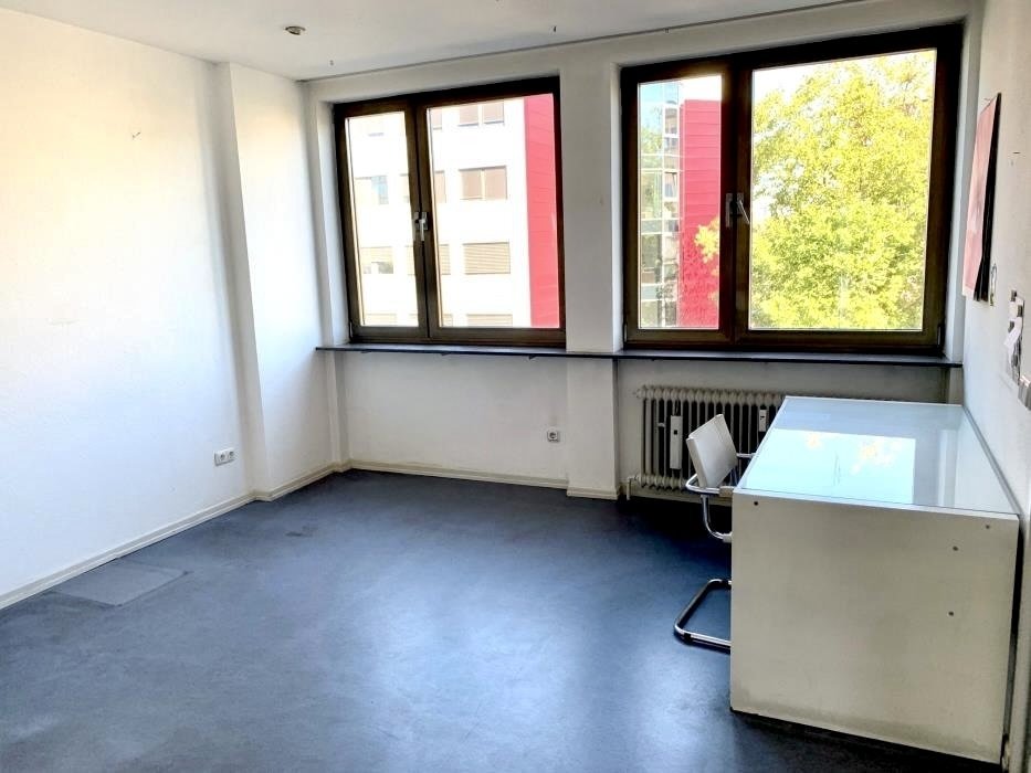 Lichtdurchflutetes Büro/Arbeitszimmer mit Ausblick 