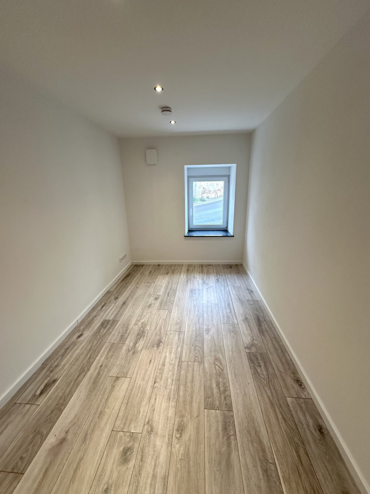 Schlafzimmer mit hochwertiger Holzoptik-Bodengestaltung