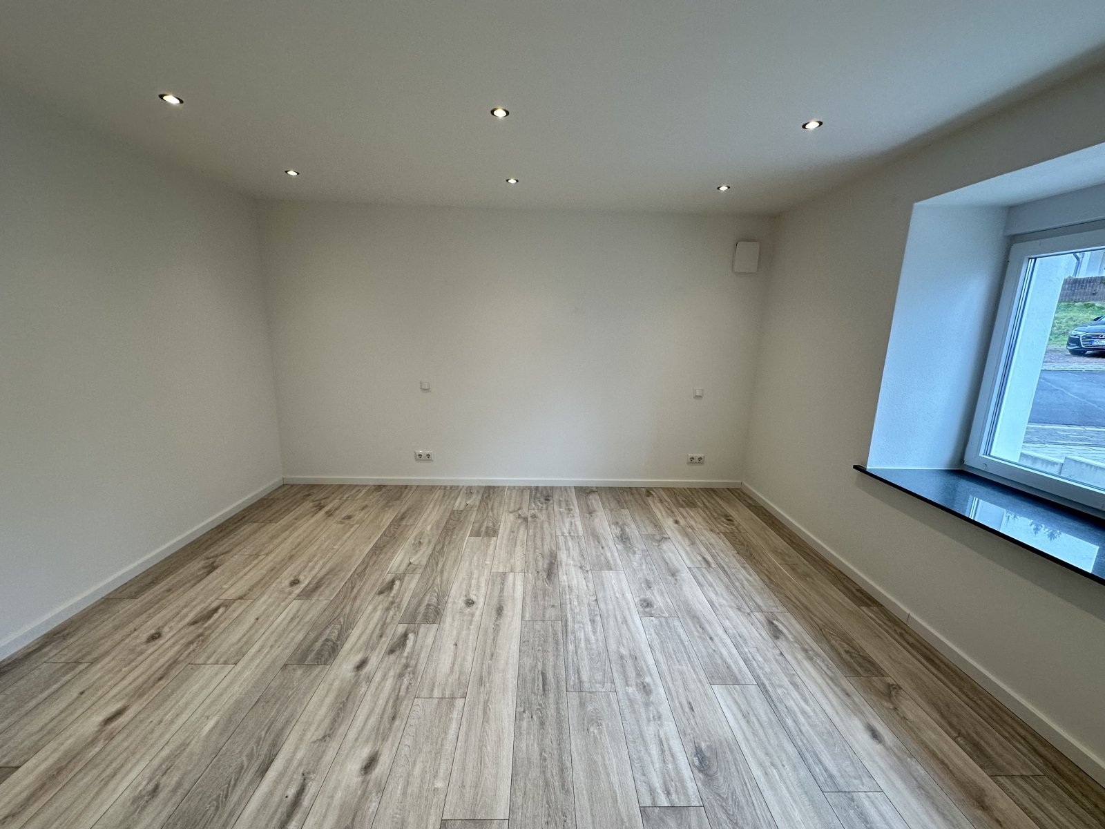 Schlafzimmer mit eleganter Deckenbeleuchtung