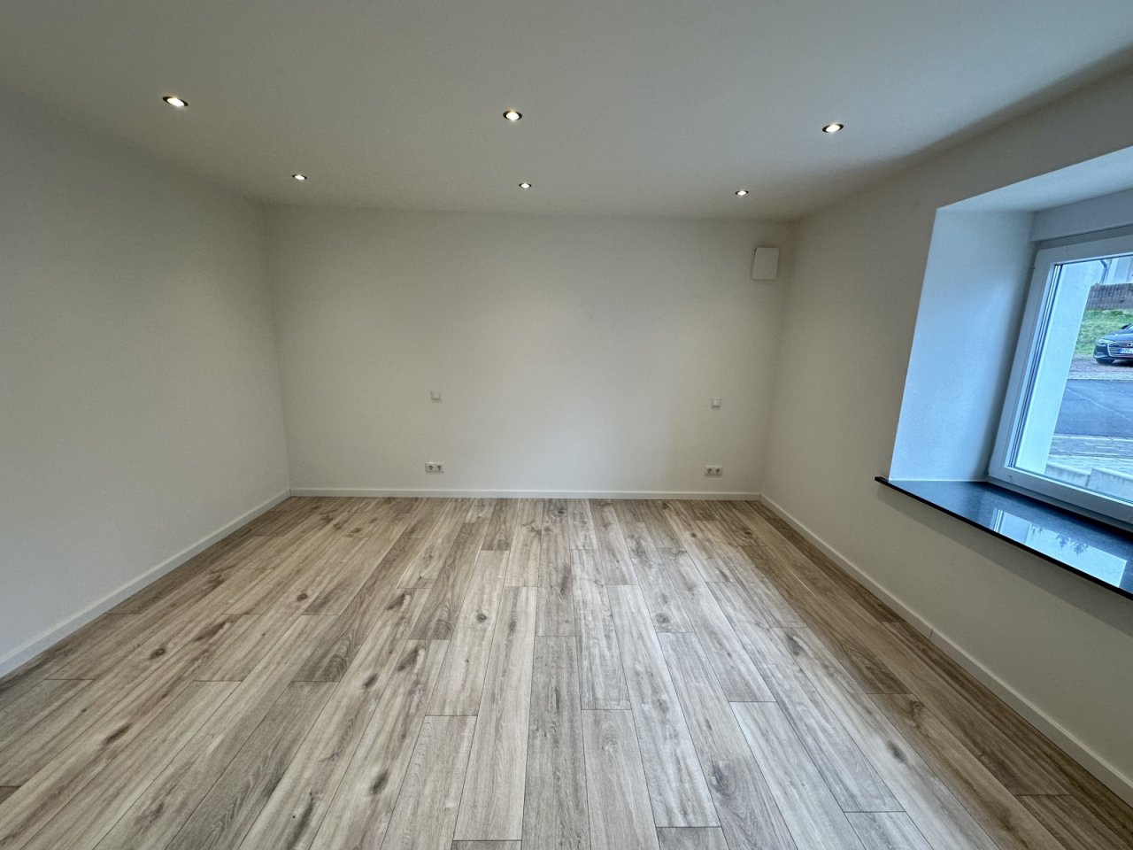 Schlafzimmer mit eleganter Deckenbeleuchtung