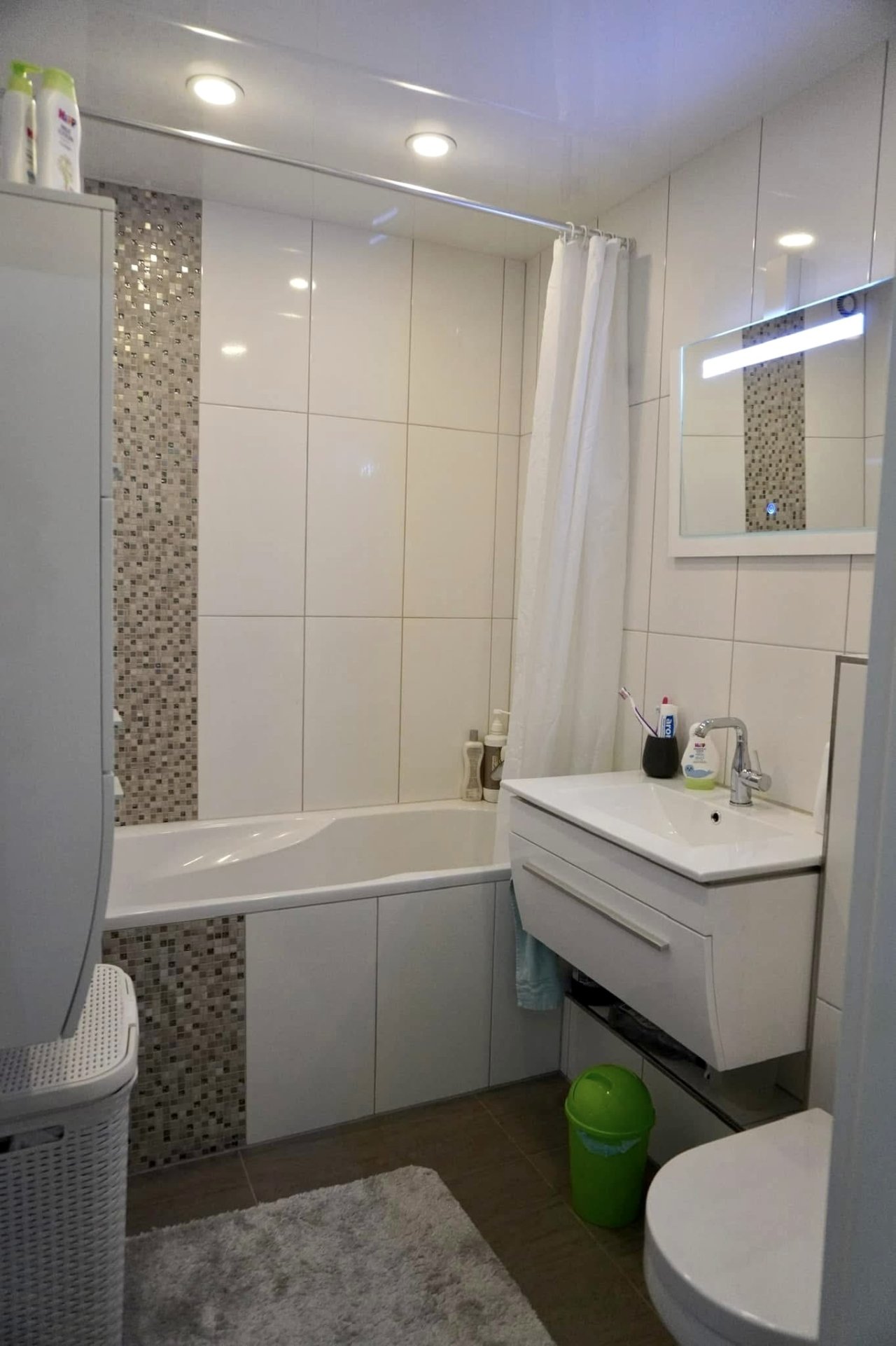 Modernes Badezimmer mit Wanne und Duschbereich Modernes Badezimmer mit Wanne und Duschbereich