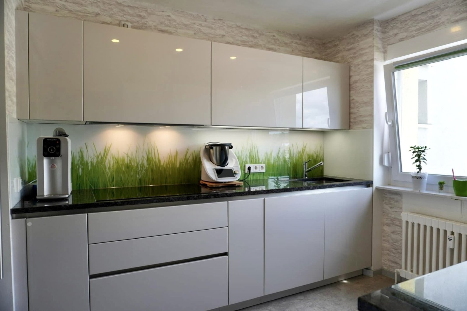 Moderne Einbauküche mit Naturstein-Akzenten