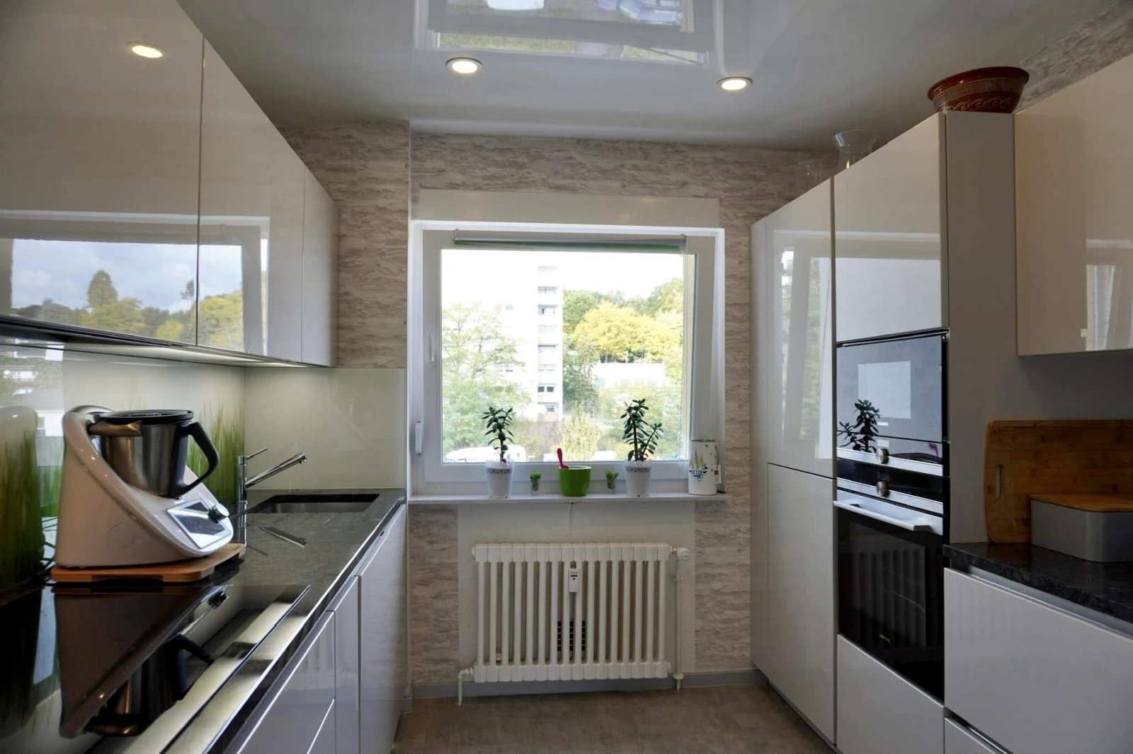 Moderne Küche mit durchdachtem Arbeitsbereich und großzügigen Fensterflächenblick Moderne Küche mit durchdachtem Arbeitsbereich und großzügigen Fensterflächenblick