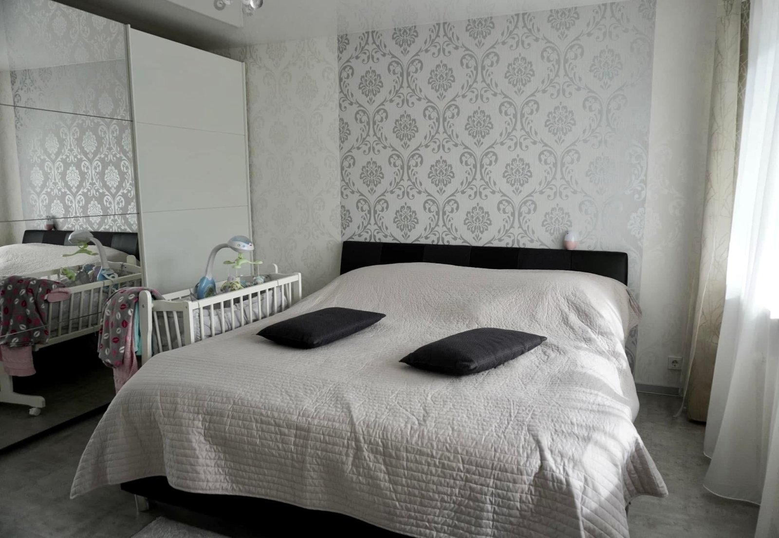 Stilvolles Eltern-Schlafzimmer mit komfortablem Doppelbett 