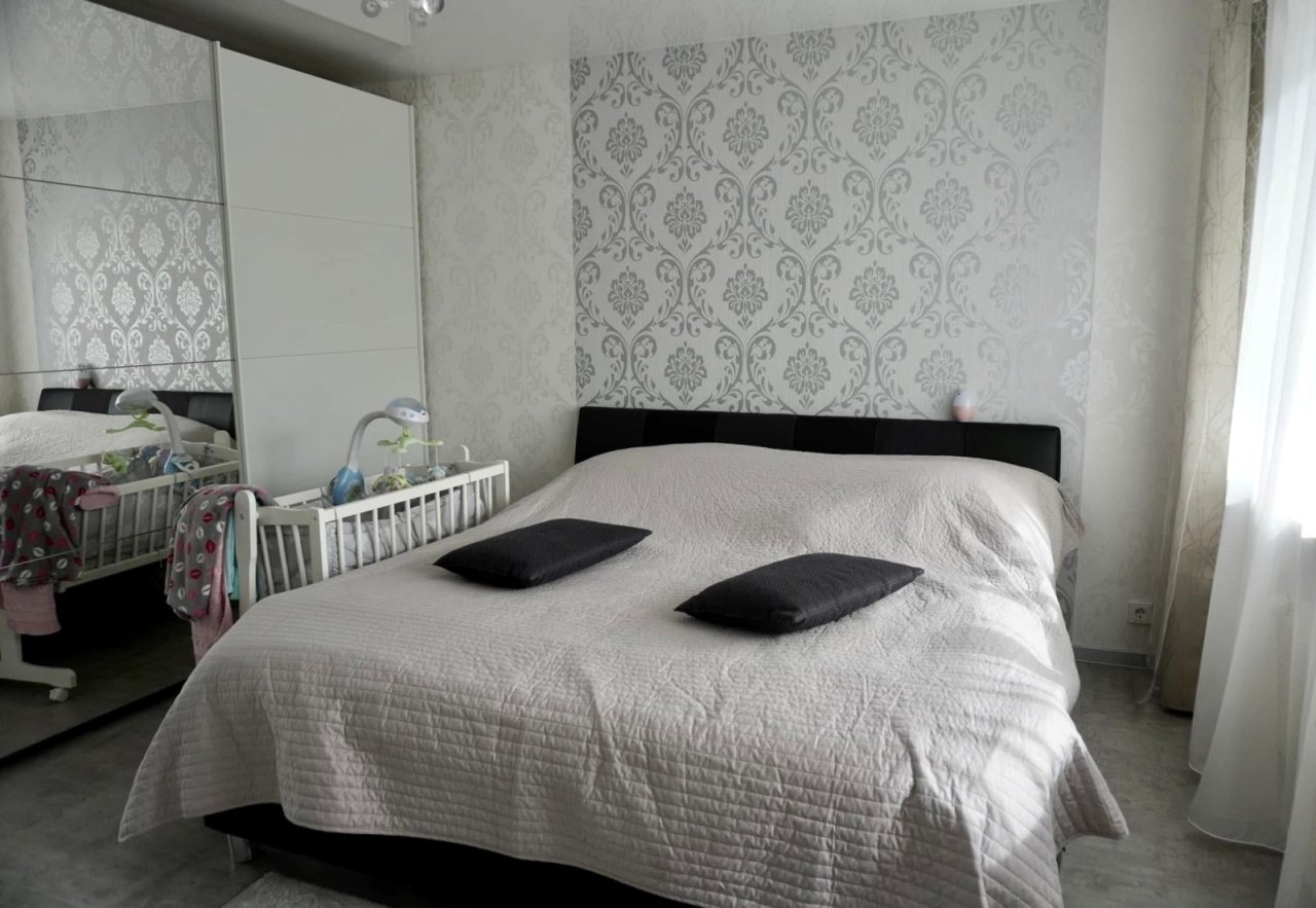 Stilvolles Eltern-Schlafzimmer mit komfortablem Doppelbett 