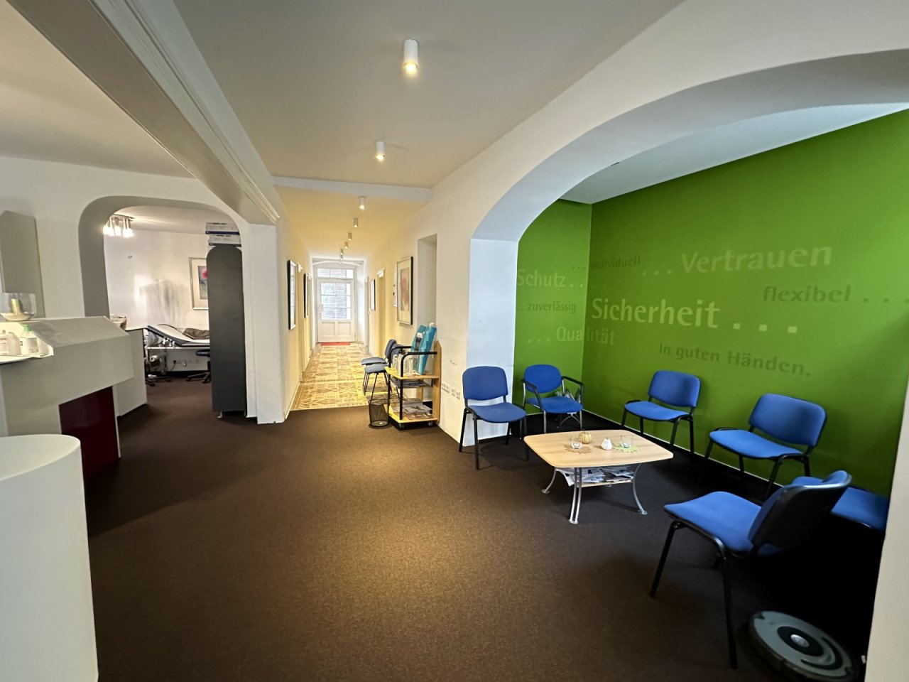 Repräsentative Wartezone mit professioneller Atmosphäre