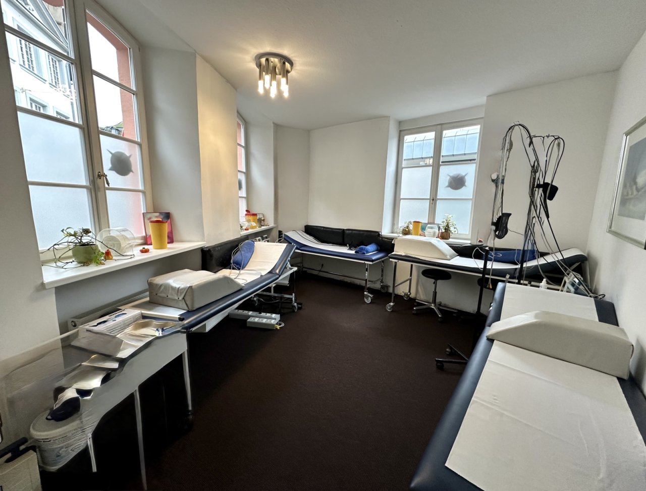 Lichtdurchfluteter Behandlungsraum 