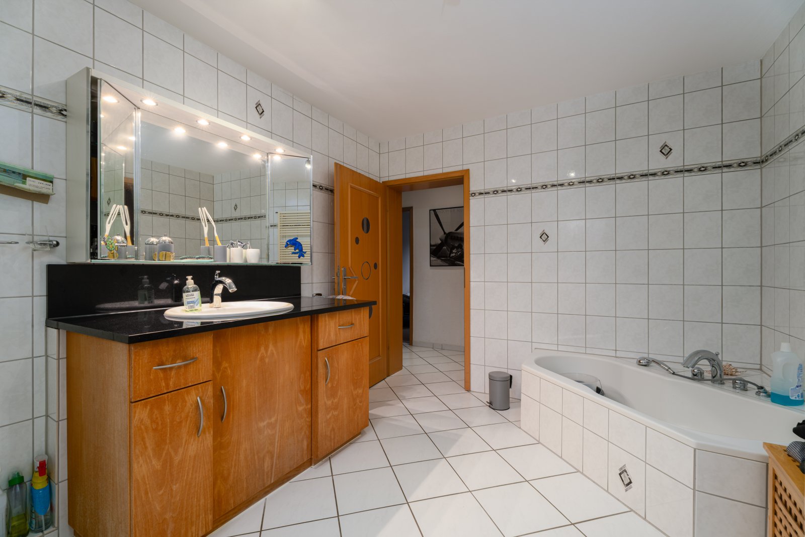 Komfort pur: Lichtdurchflutetes Badezimmer