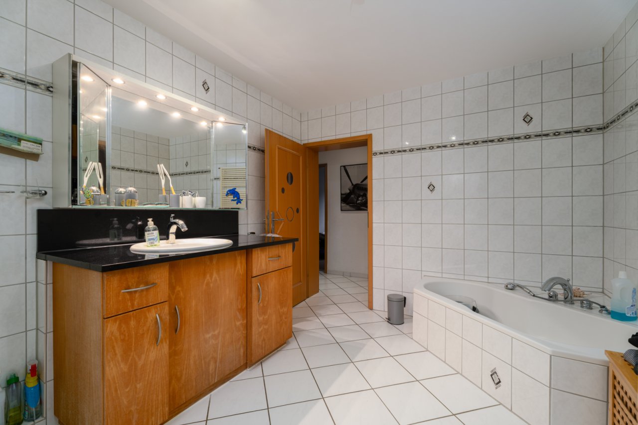 Komfort pur: Lichtdurchflutetes Badezimmer