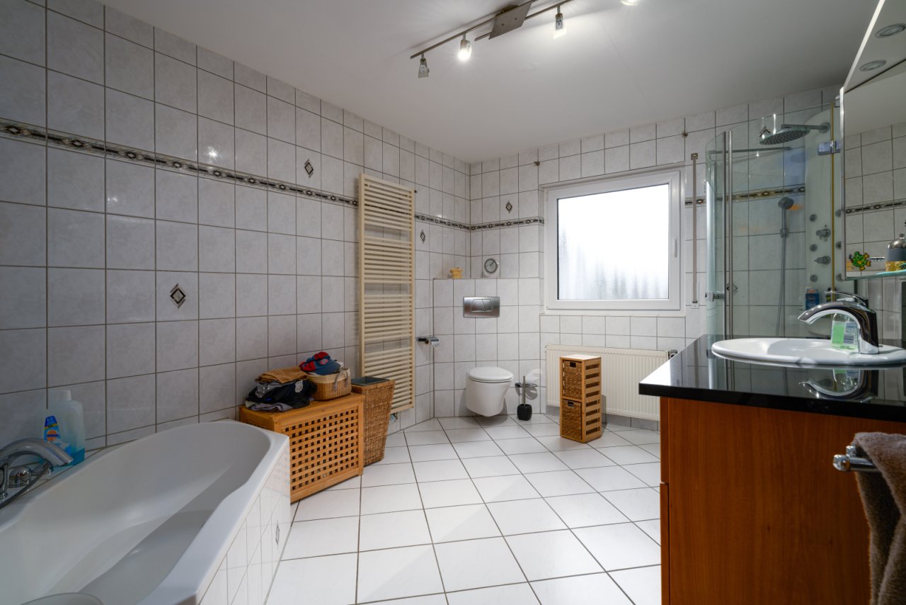 Modernes Wellness-Badezimmer mit Tageslicht und Komfort-Extras