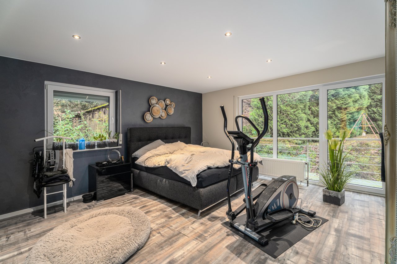 Schlafzimmer mit integriertem Fitnessbereich und Naturperspektive