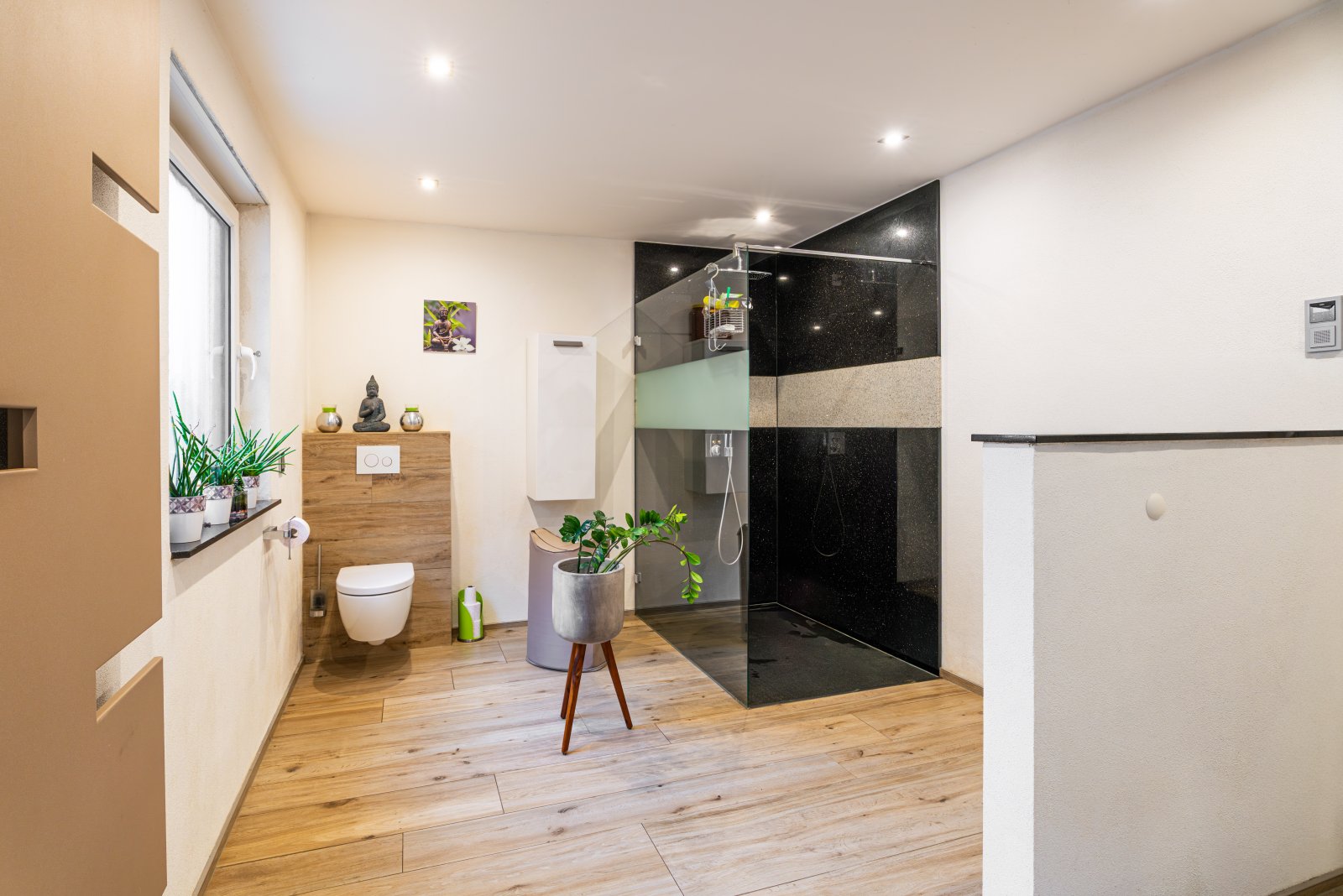 Modernes Wellness-Bad mit XXL-Glasdusche 