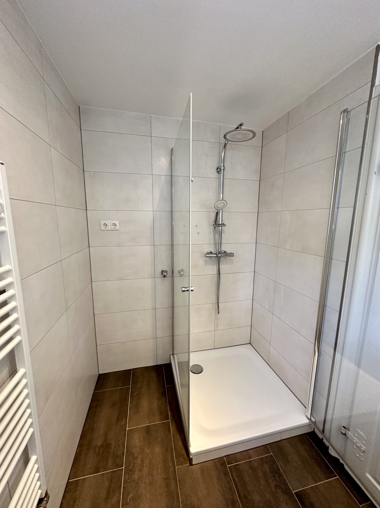 Komfort pur: Moderne Dusche mit großem Regenduschkopf 