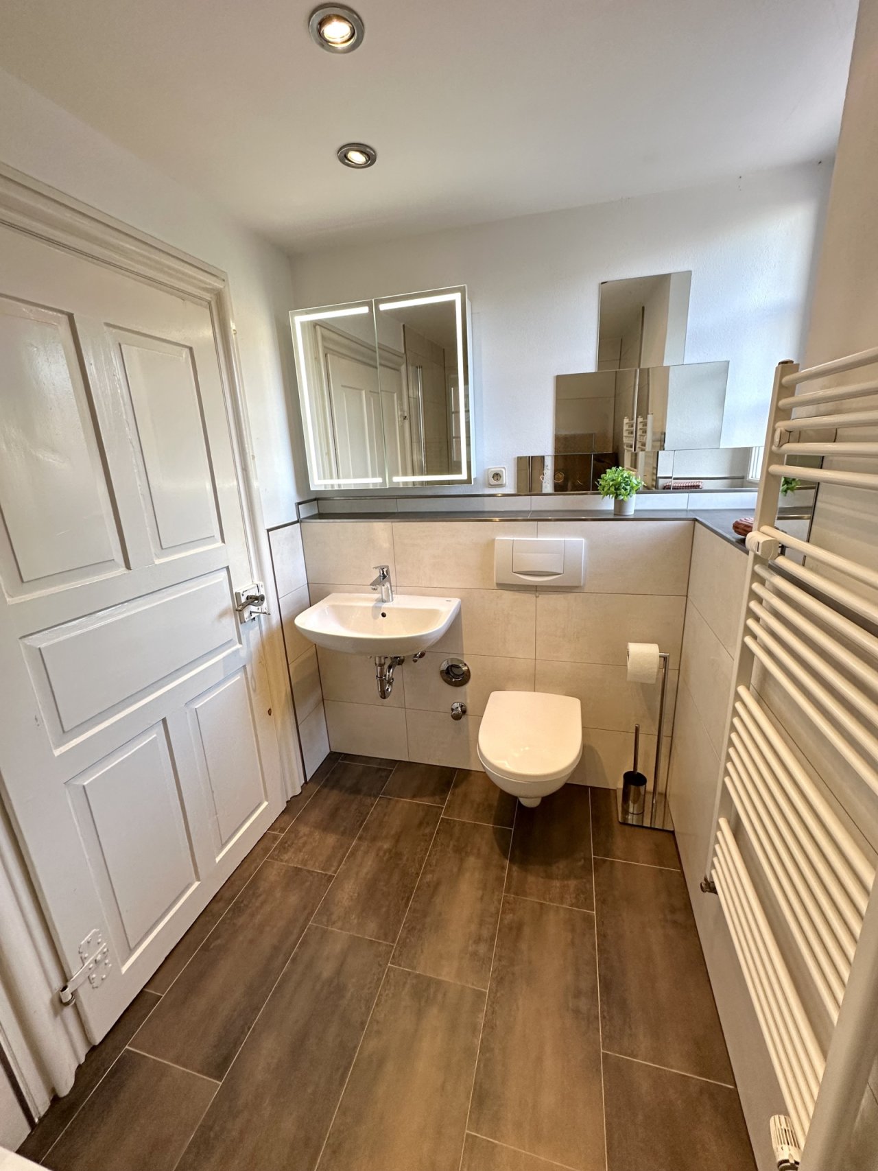 Moderne  Raumnutzung und beleuchtetem Spiegelschrank