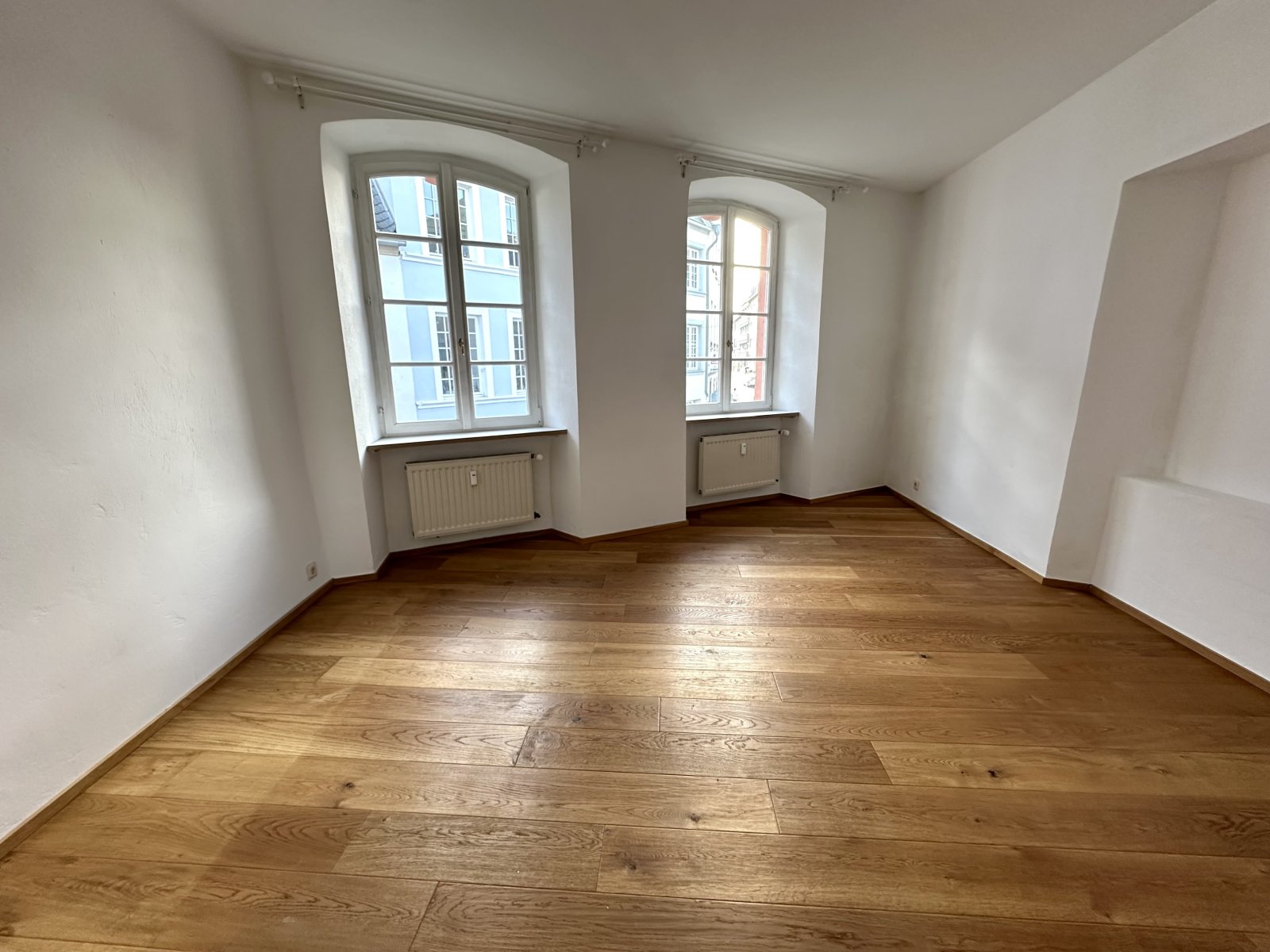 Charmantes Altbau-Zimmer mit hochwertiger Eichendiele 