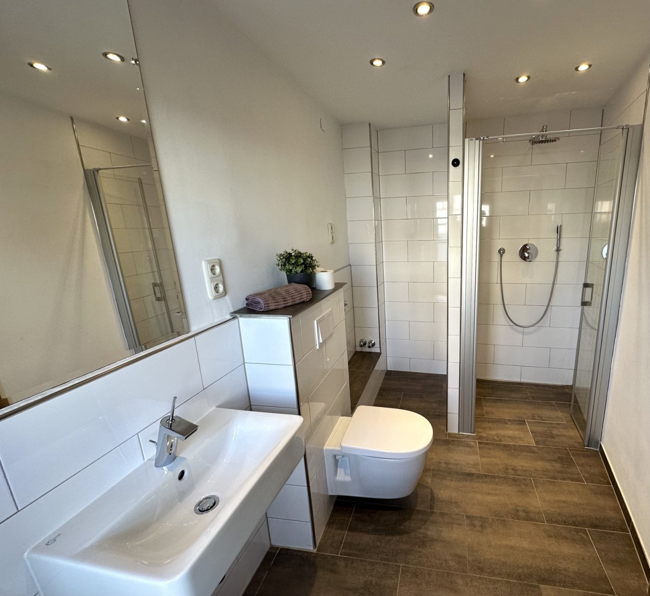 Modernes Designbad mit bodenebener Dusche (1.OG)