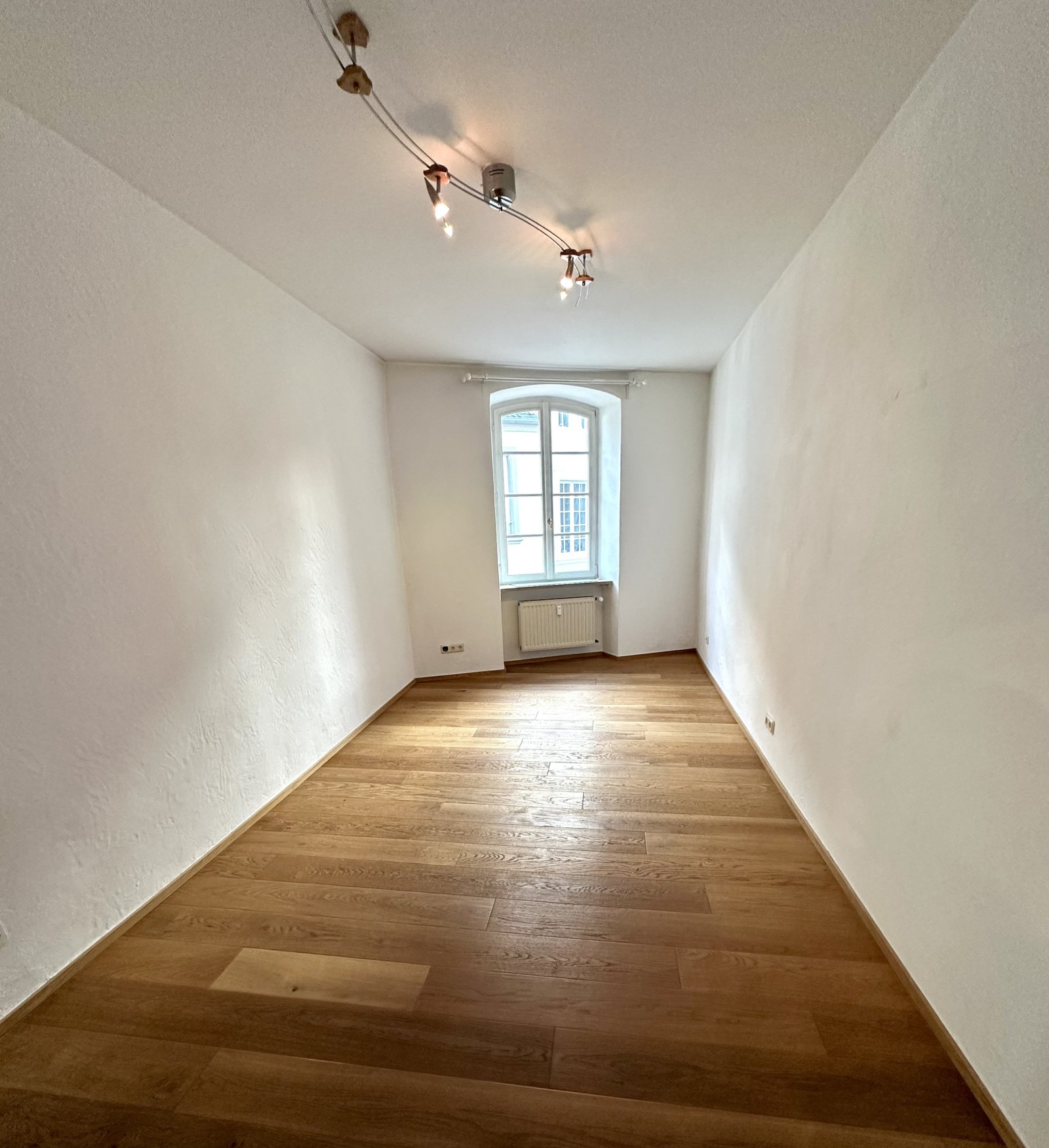 Lichtdurchflutetes Zimmer mit Altbau-Charme (1.OG)