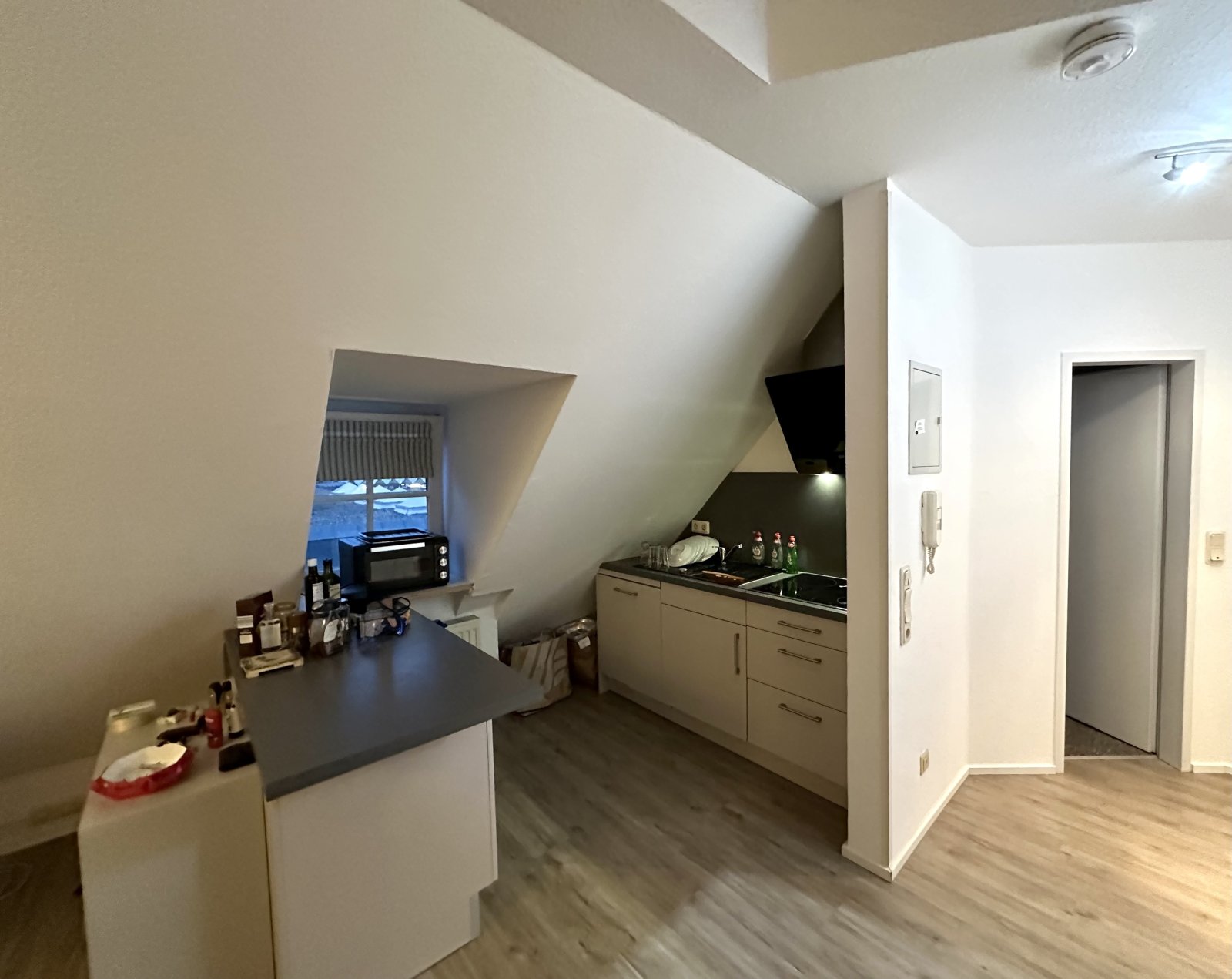 Moderne Dachgeschoss-Küche mit integrierter Küchenzeile (DG, App. 2)