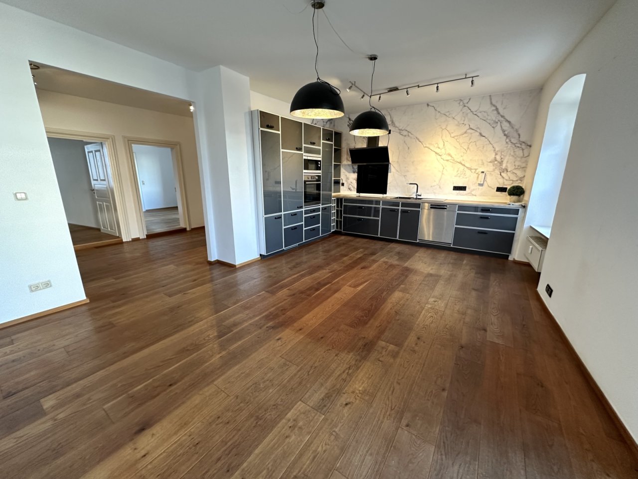 Exklusive Designerküche mit Marmorwand (1.OG)