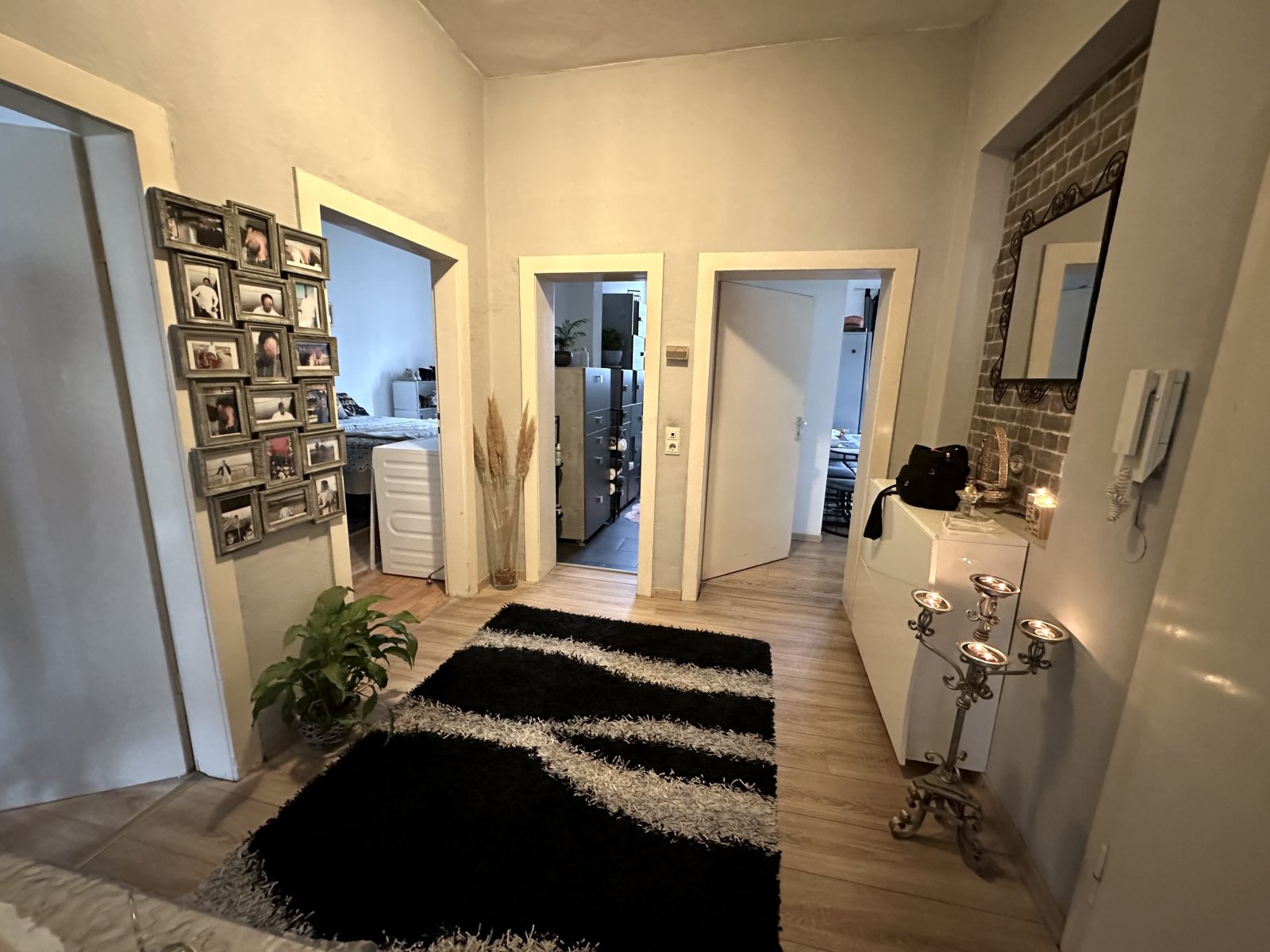 Lichtdurchfluteter Wohnbereich mit durchdachter Raumaufteilung 