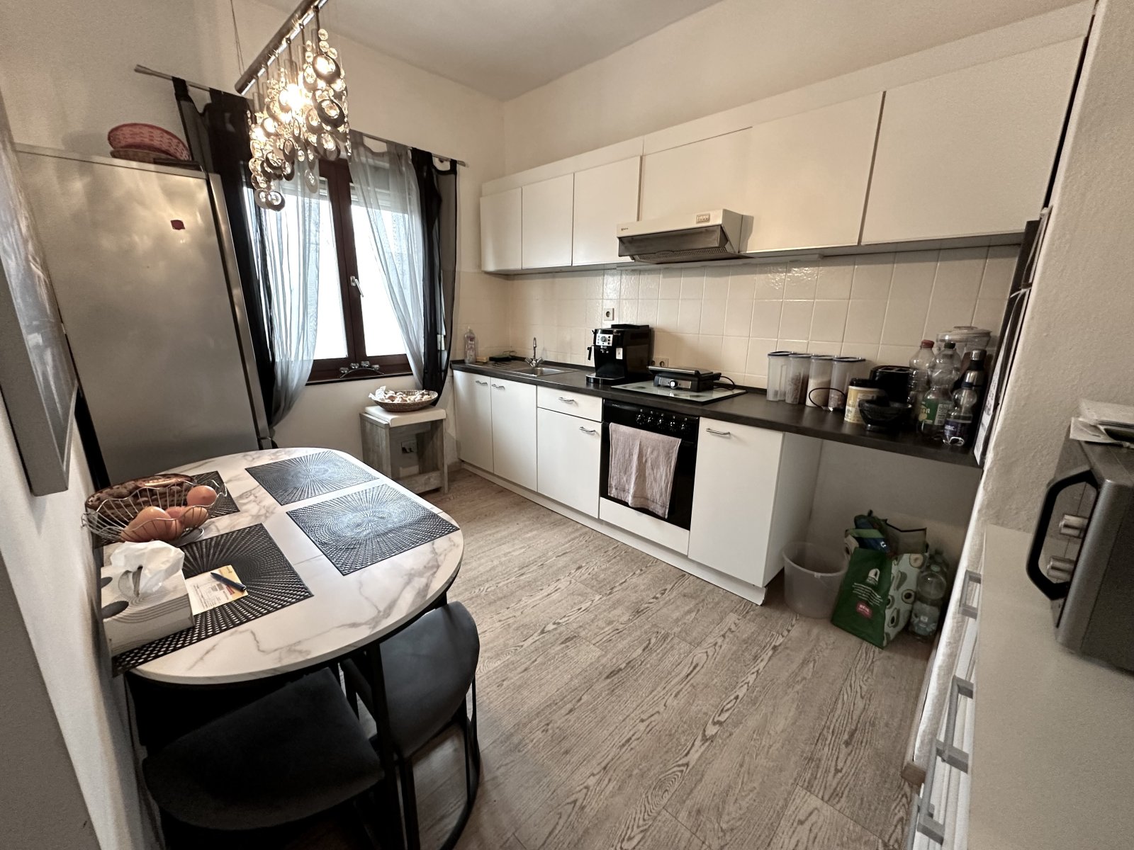 Kompakte Küche mit elegantem Essplatz und durchdachter Raumnutzung