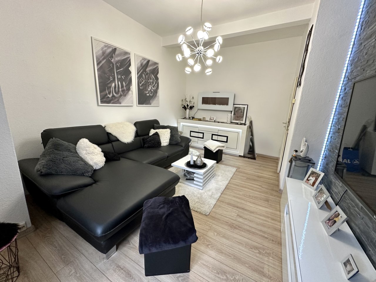 Lichtdurchflutetes Wohnzimmer mit moderner Deckenleuchte 