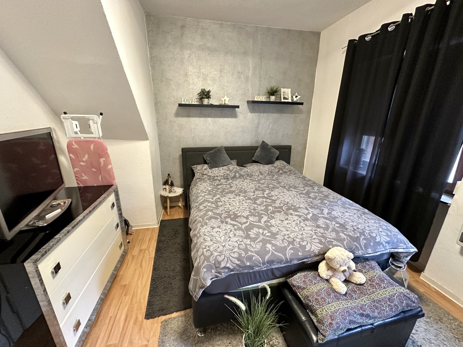 Gemütliches Schlafzimmer und moderne Wandgestaltung