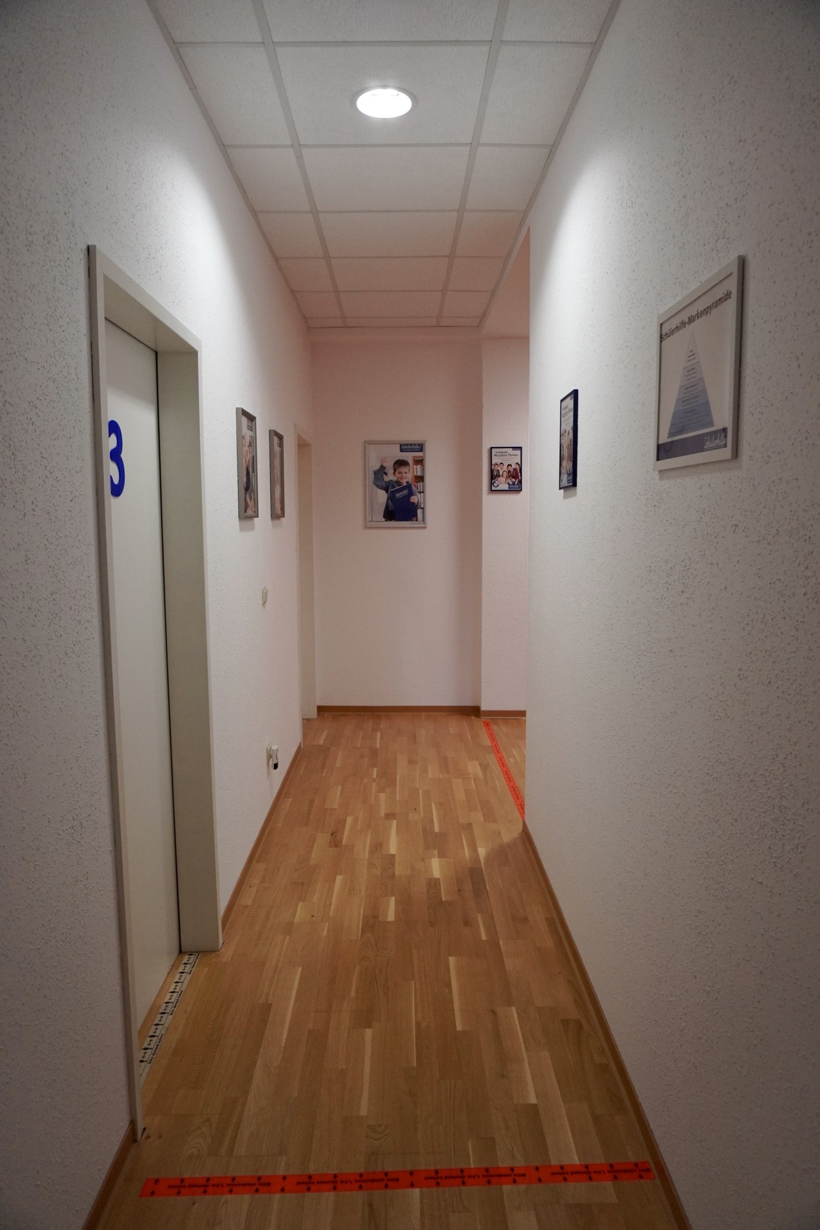 Lichtdurchfluteter Büroflur mit professionelle Arbeitsatmosphäre 