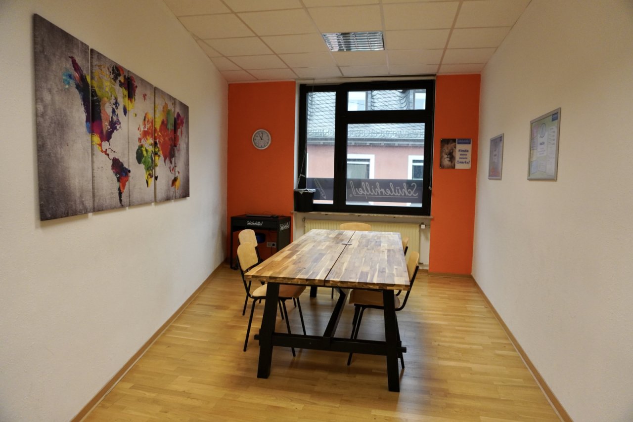 Moderne Arbeitsatmosphäre in hellem Ambiente