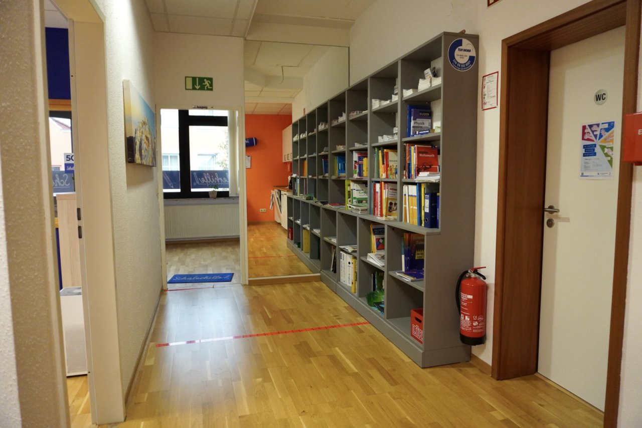 Großzügiger Büroflur mit integrierter Bibliothek 