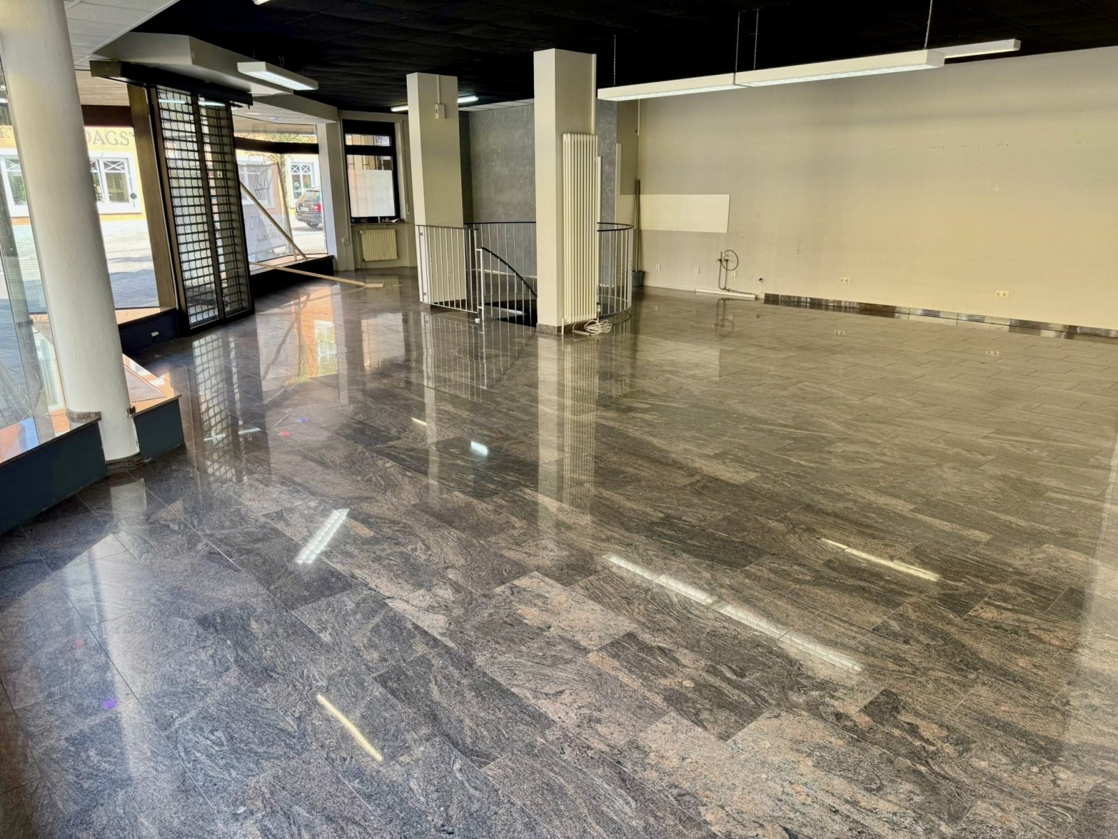 Repräsentative Gewerbeimmobilie mitgroßzügiger Glasfront