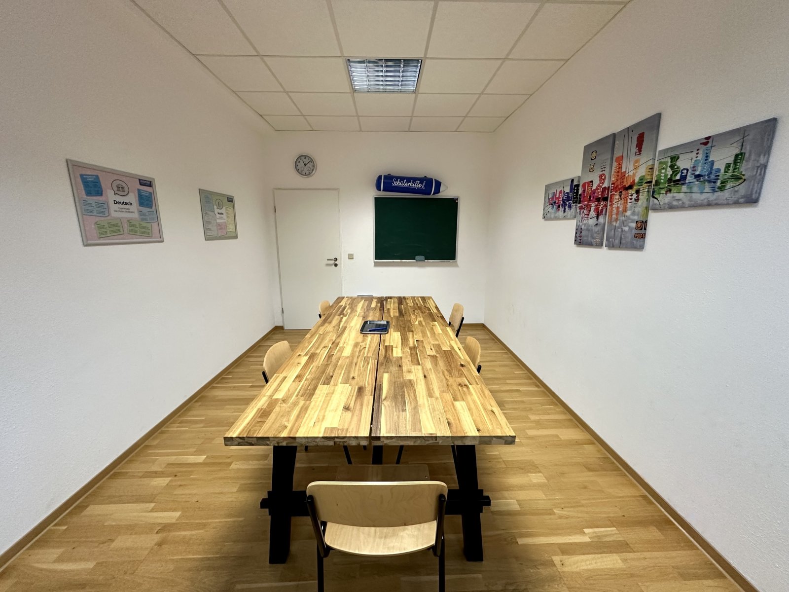 Moderner Seminarraum mit hochwertiger Holztischanlage 