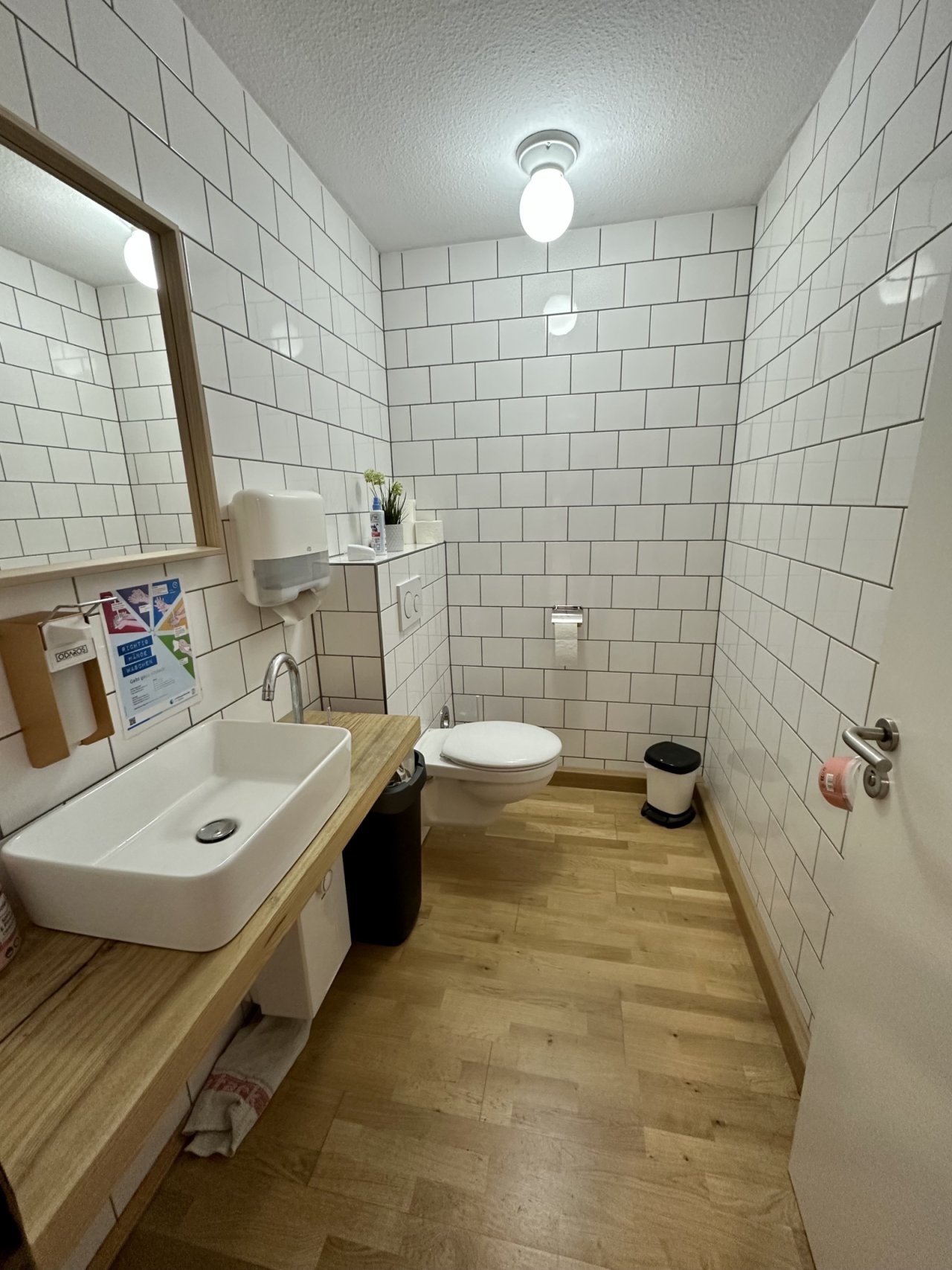 Modernes Gäste-WC mit Charme