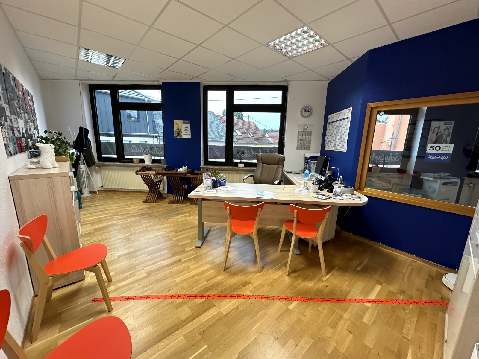 Lichtdurchflutetes Büro mit Charme