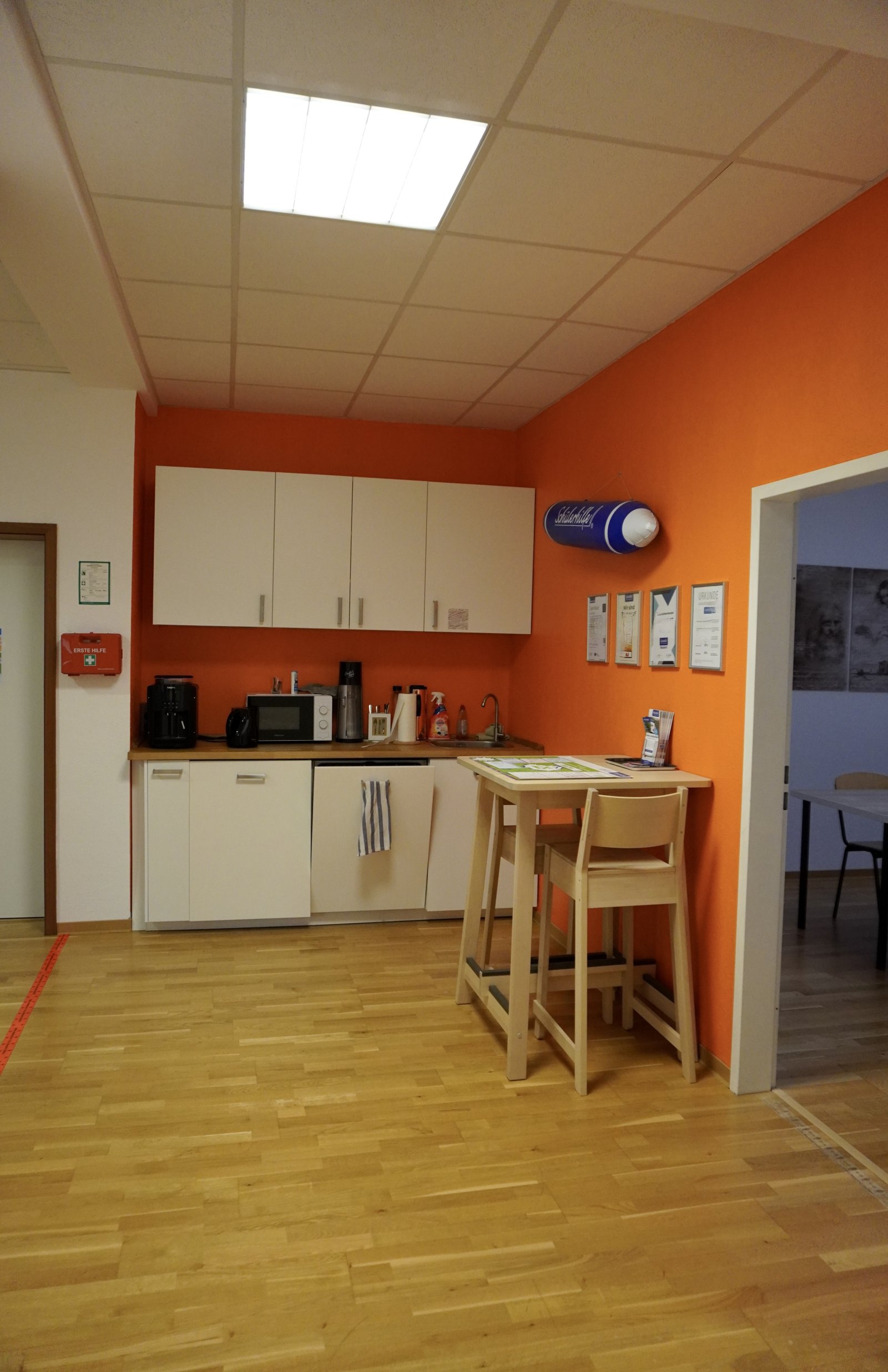 Moderne Teeküche mit Wohlfühlatmosphäre 