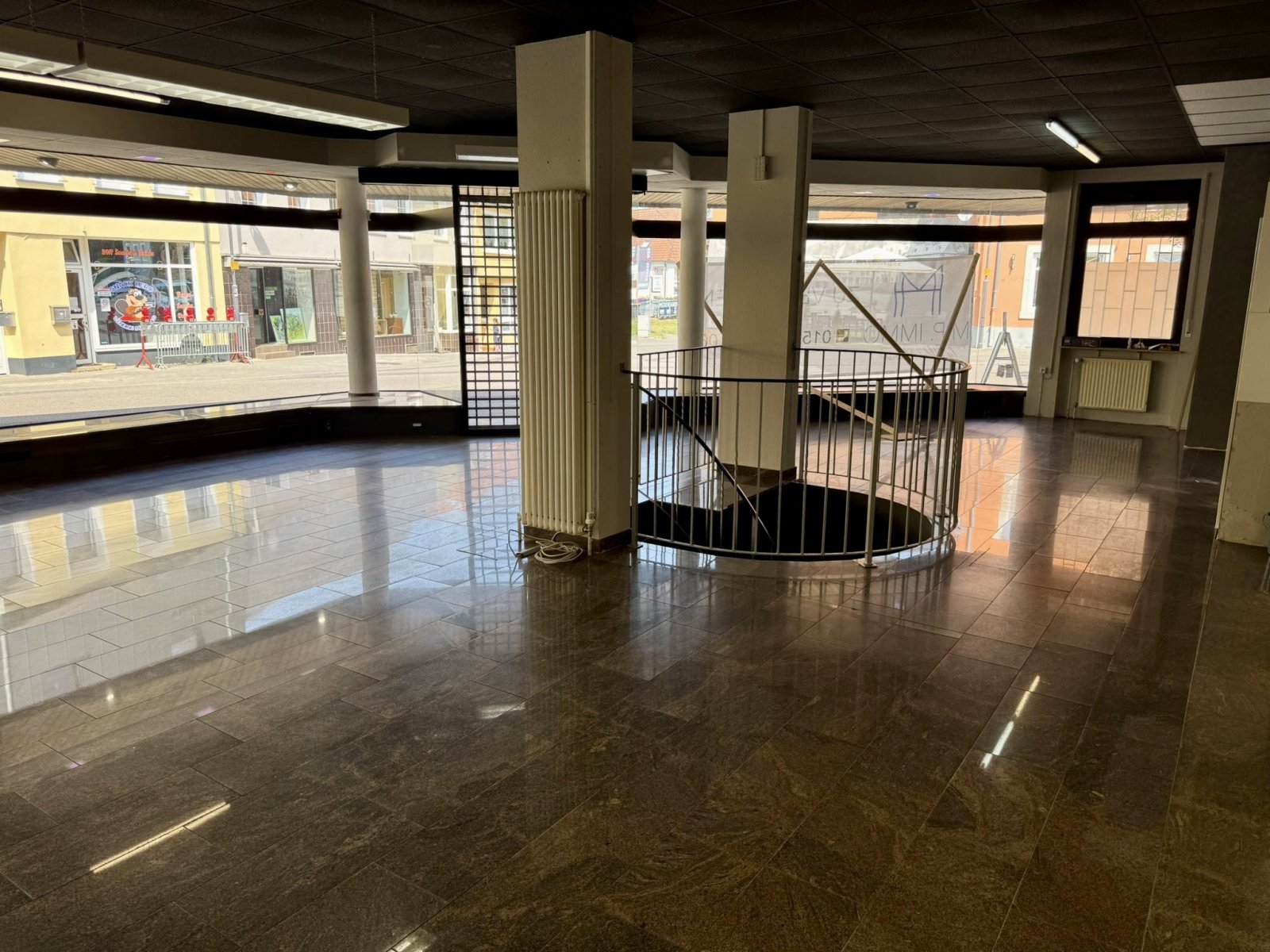 Repräsentative Gewerbeeinheit mit Schaufensterfront und eleganter Wendeltreppe