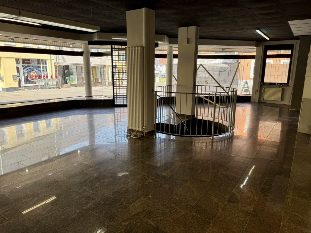 Repräsentative Gewerbeeinheit mit Schaufensterfront und eleganter Wendeltreppe