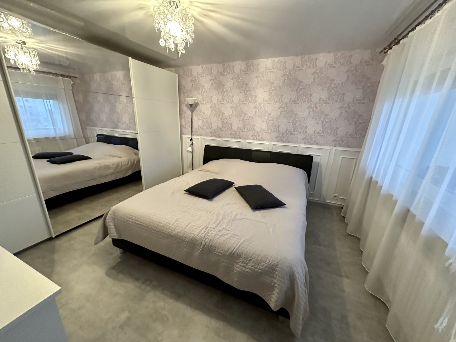 Stilvolles Eltern-Schlafzimmer mit komfortablem Doppelbett 