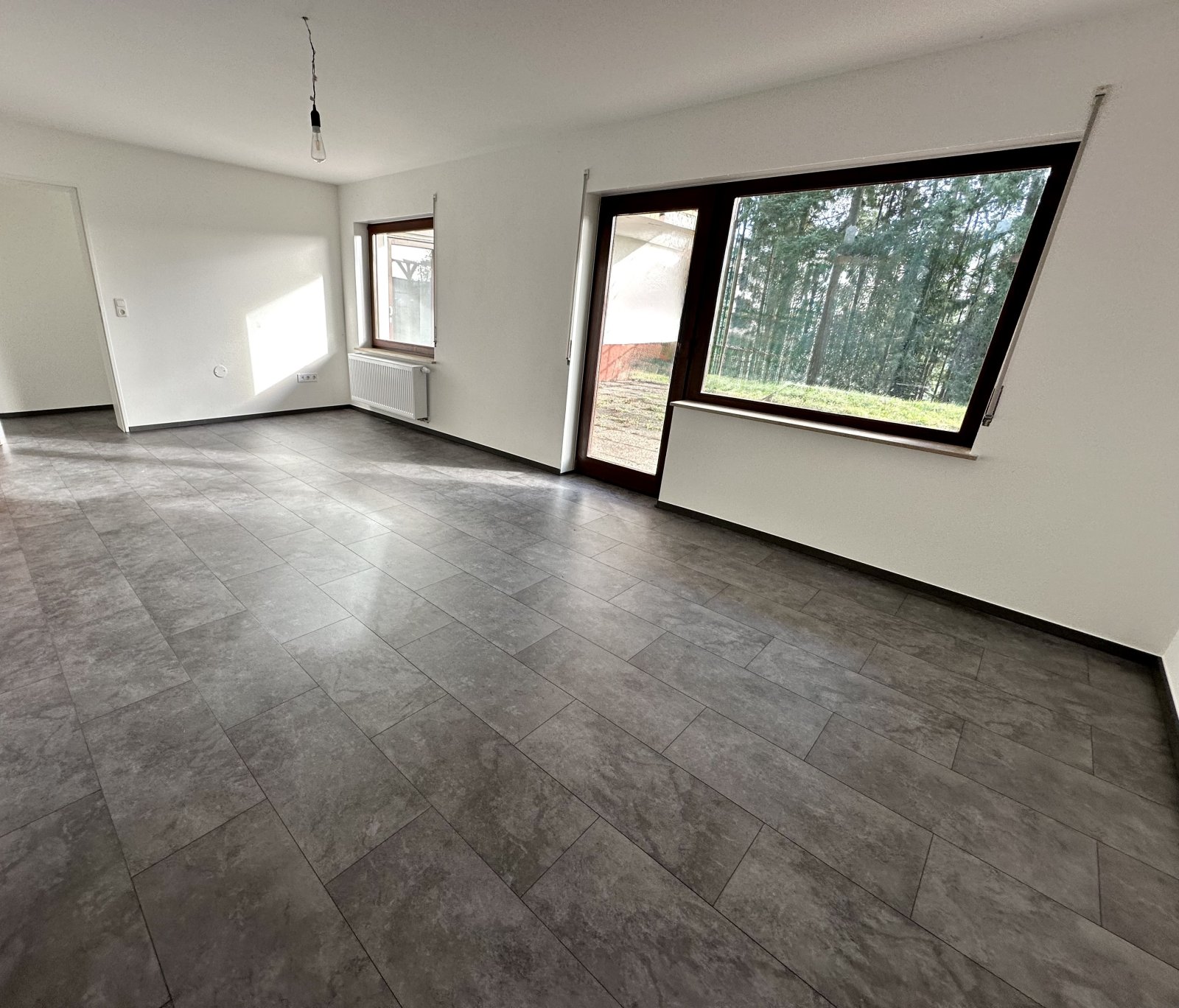 Lichtdurchfluteter Wohn(t)raum mit Waldblick - Moderne Wohnkomfort auf höchstem Niveau!