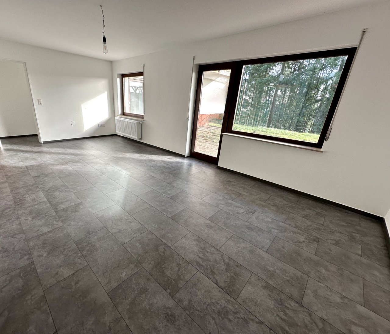 Lichtdurchfluteter Wohn(t)raum mit Waldblick - Moderne Wohnkomfort auf höchstem Niveau!