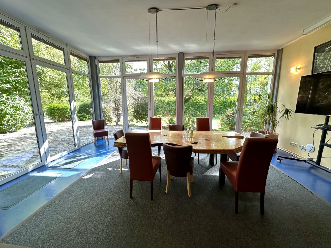 Lichtdurchfluteter Wintergarten mit Panoramablick