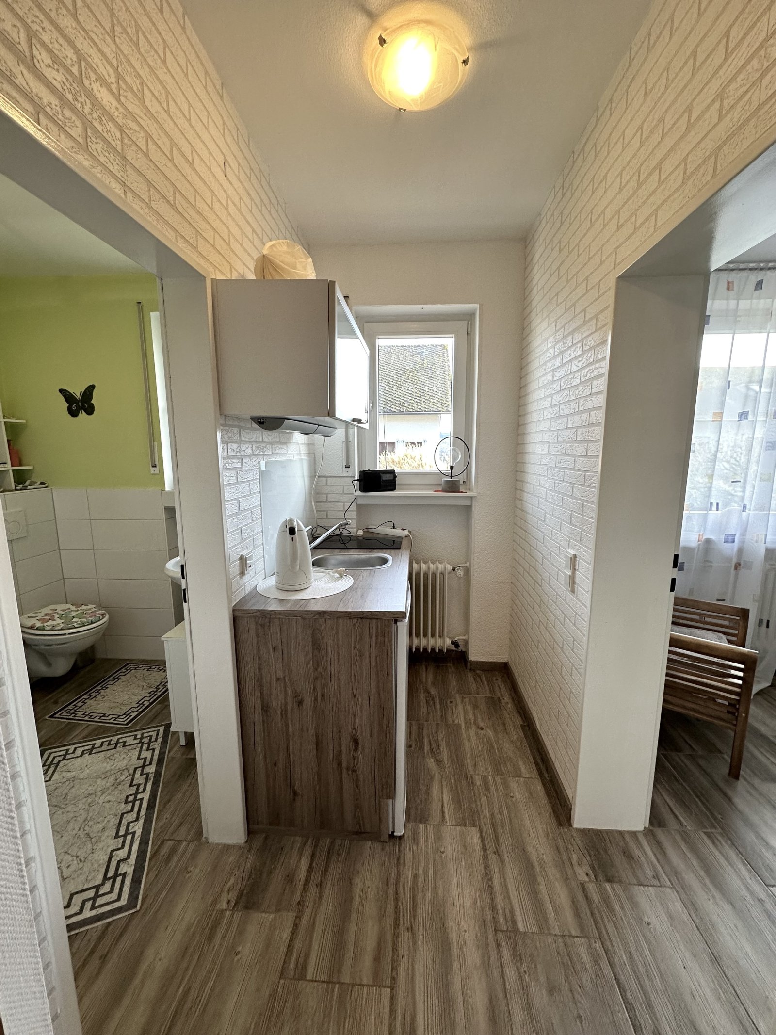 Kompakte Küche mit cleverer Raumaufteilung - Effizienz auf kleinstem Raum!