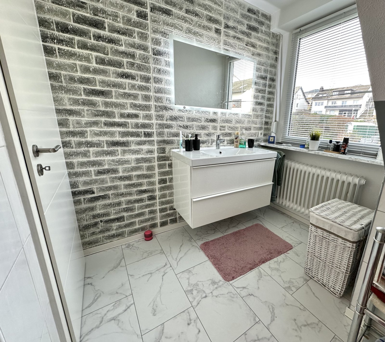 Modernes Badezimmer mit Steinwand-Design und luxuriöser Marmoroptik