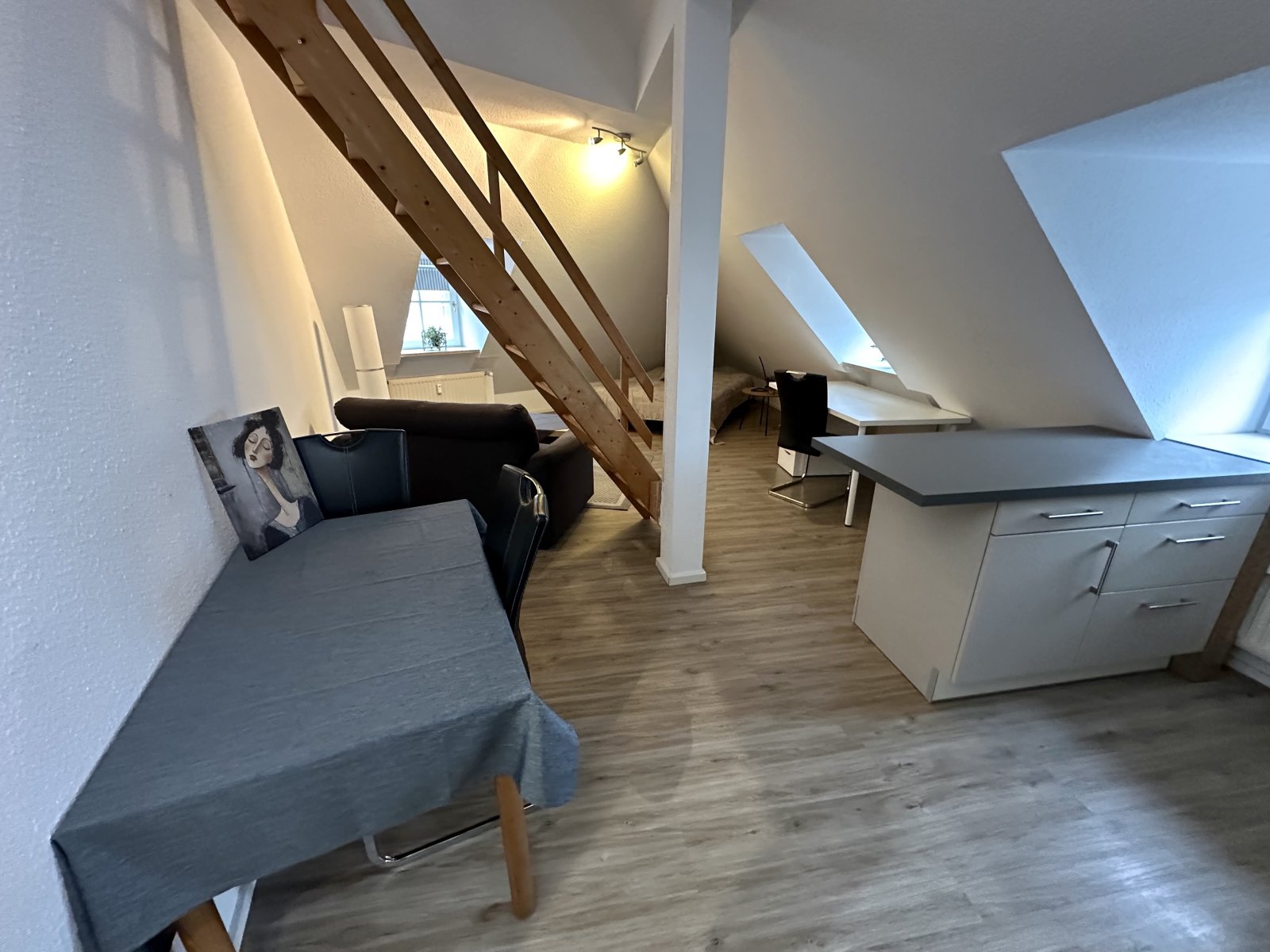 Charmante Dachgeschoss-Wohnung mit cleverer Raumaufteilung und integriertem Arbeitsbereich