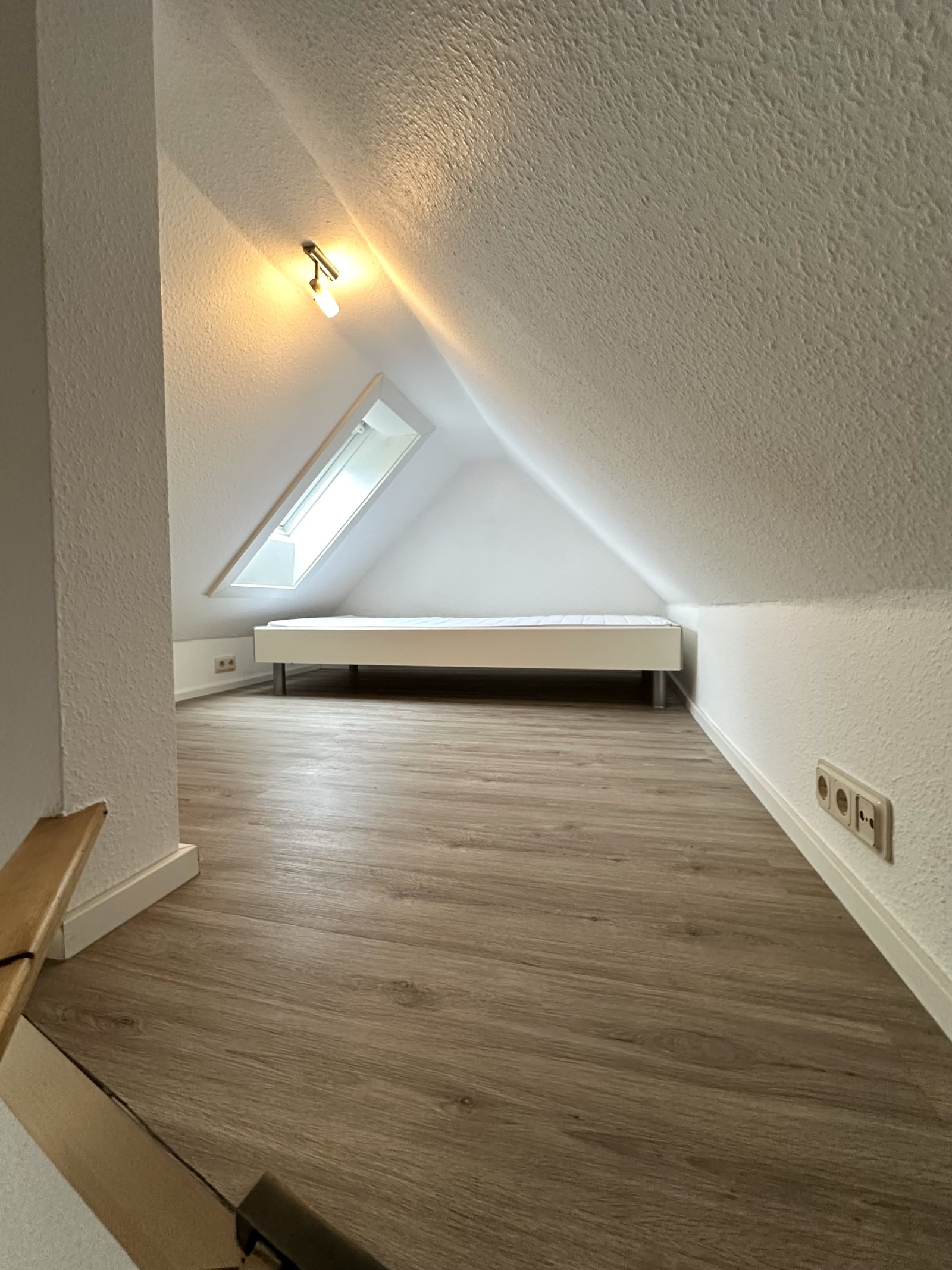 Cleveres Dachgeschoss-Zimmer: Lichtdurchflutet und optimal ausgenutzter Raum mit Dachschrägen-Charme