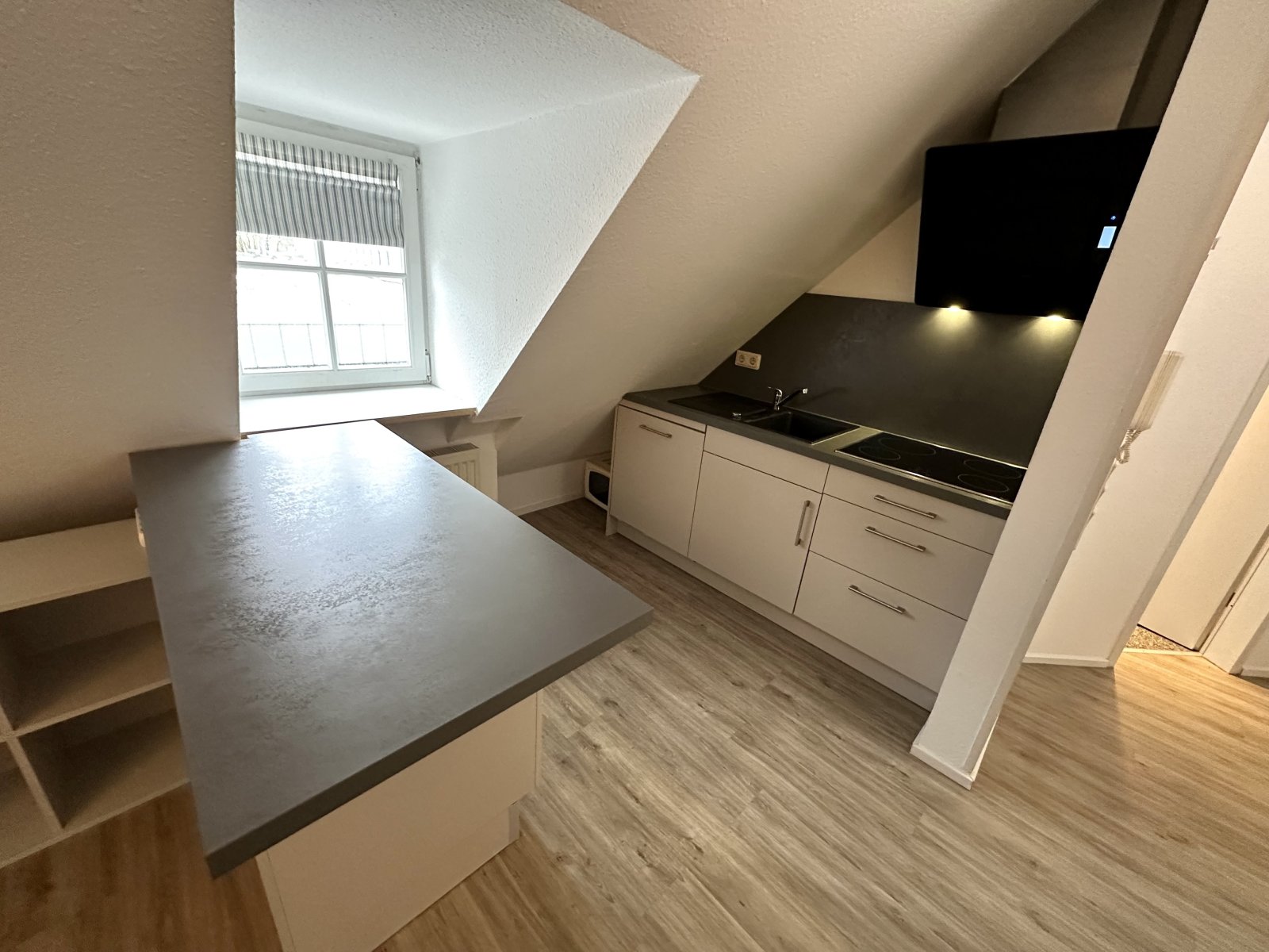 Moderne Dachgeschoss-Küche mit integriertem Arbeitsbereich und cleverer Raumnutzung