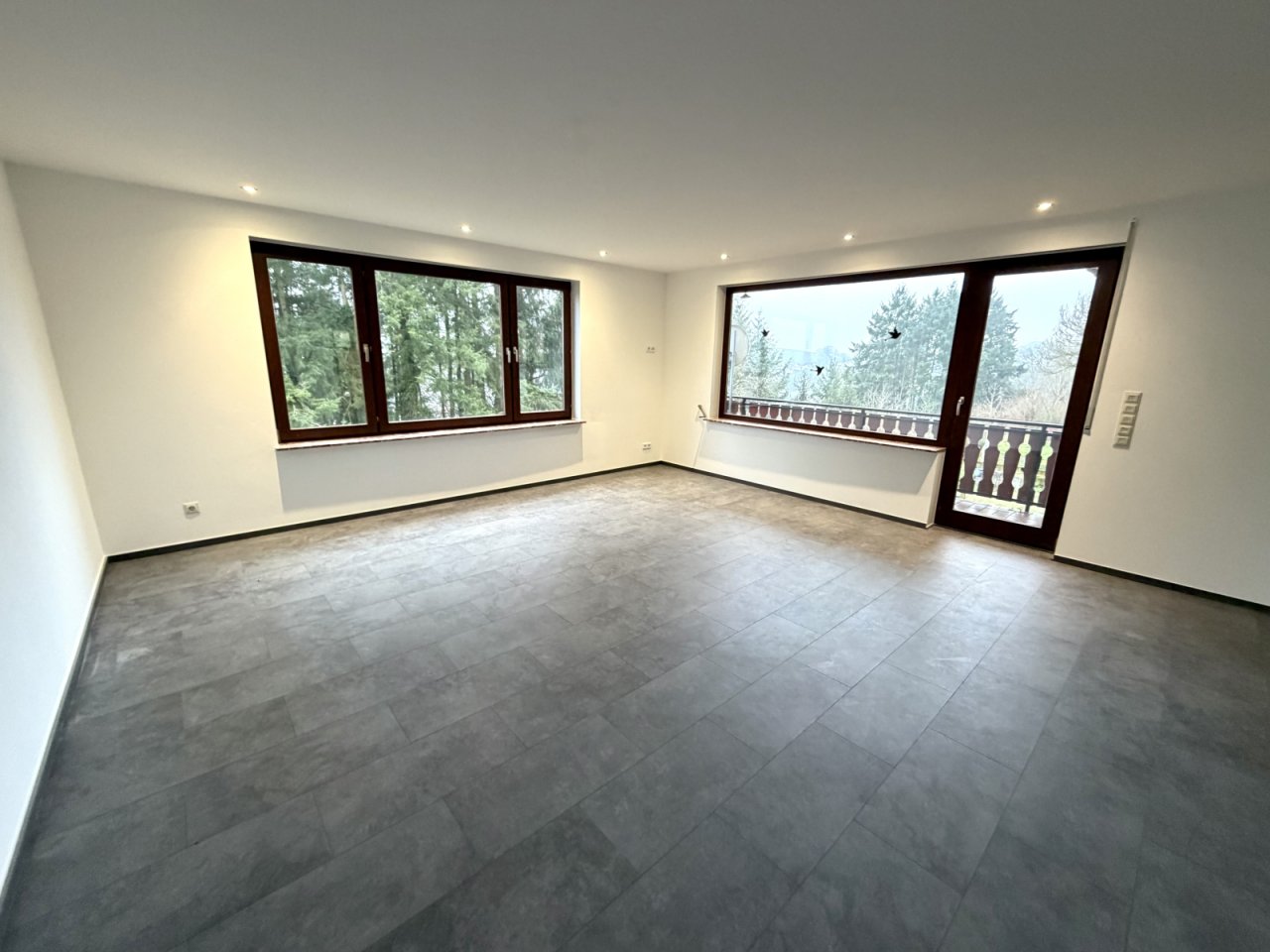 Lichtdurchfluteter Wohnbereich mit Waldblick und hochwertigem Vinylboden