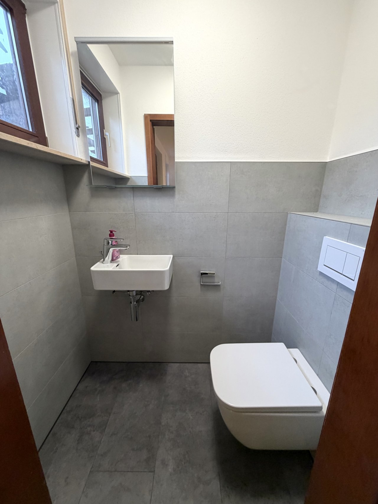 Modernes Gäste-WC mit Komfort: Lichtdurchflutet und zeitgemäß gestaltet